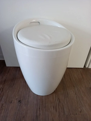 weiße Sitzhocker-Tonne, kleiner Stauraum