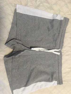 graue shorts 