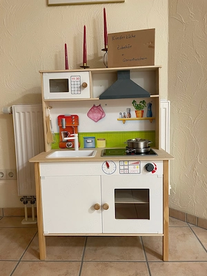 Kinder-Holz-Spielküche mit umfassendem Zubehör und Herdplatte beleuchtet, ab 3 Jahre geeignet, neu.