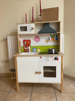 Kinder-Holz-Spielküche mit umfassendem Zubehör und Herdplatte beleuchtet, ab 3 Jahre geeignet, neu. Bild 4