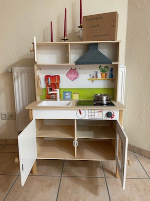 Kinder-Holz-Spielküche mit umfassendem Zubehör und Herdplatte beleuchtet, ab 3 Jahre geeignet, neu. Bild 6