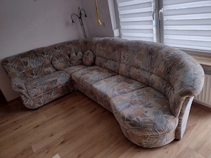 Ecksofa mit Blumenmuster