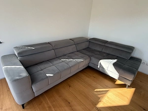 Moderne graue Wohnlandschaft mit elektrischer Ausfahrfunktion