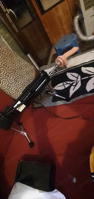 Suche eine Frau die über 18 ist, die Lust hat die Sexmaschine auszuprobieren!