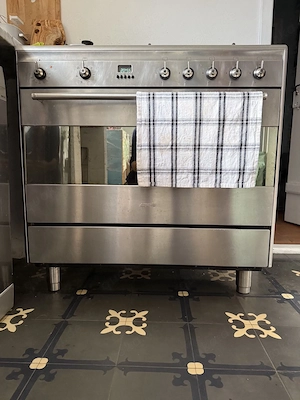 SMEG Concert Standherd   90 cm   Edelstahl   5-flammiges Gas-Kochfeld mit großem Ofen