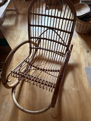 Schöner Rattan Schaukelstuhl für dein Wohnzimmer