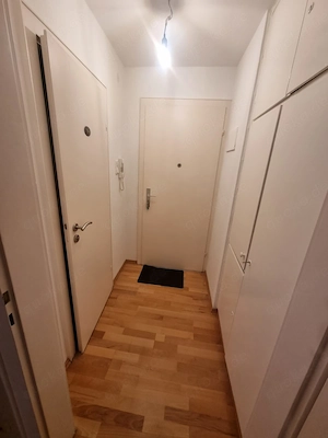 Schöne und helle 1-1,5 Zimmer Wohnung in der Kurhessenstraße mit Mitbenutzung eines großen Gartens Bild 9