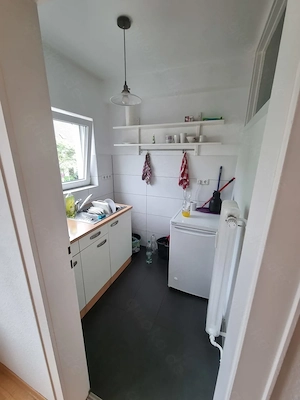 Schöne und helle 1-1,5 Zimmer Wohnung in der Kurhessenstraße mit Mitbenutzung eines großen Gartens Bild 3