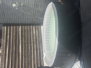 Whirlpool für 6 Personen 