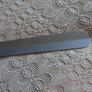 Schuhanzieher, sehr lang, 78,5 cm, mit Aufhängeöse, silberfarben