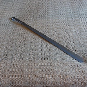 Schuhanzieher, sehr lang, 78,5 cm, mit Aufhängeöse, silberfarben