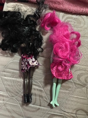 3 Barbies und eine Baby Puppe