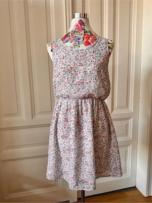 Hübsches Sommerkleid mit Blumen, 42