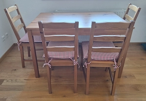 IKEA Tisch mit 4 Stühlen und Sitzkissen