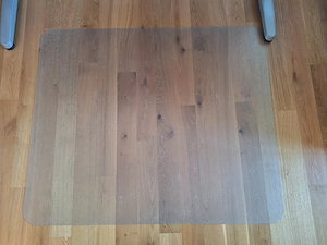Schreibtisch mit Bodenschutzmatte