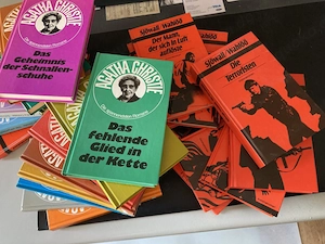 Gebundene Romane Agatha Christie und Slöwall - Wahlöö