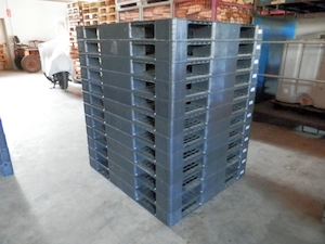 12 x Kunststoffpaletten 1,30m x 1,10m