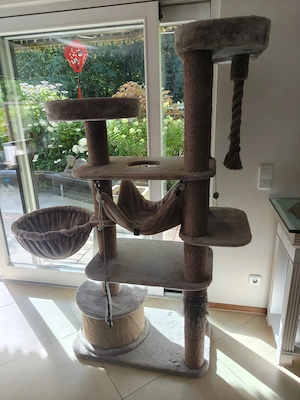 Toller Kratzbaum für Katzen, die gerne hoch sitzen !!