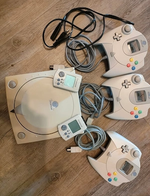Sega Dreamcast Konsole   Komplettset mit 3 Controllern & 2 VMUs