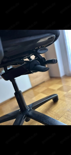 2 ergonomische Bürostühle 