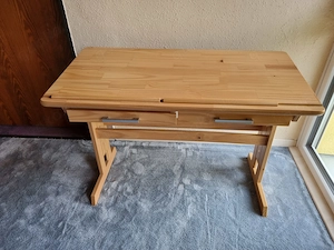 Höhenverstellbarer Kinderschreibtisch 