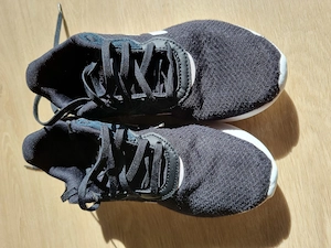 Schwarz-weiße Adidas Laufschuhe 