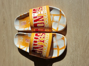 Orangefarbene Adidas Badeschlappen
