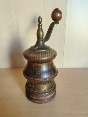 Formschöne dezente Zassenhaus Pfeffermühle aus Naturholz und Messing