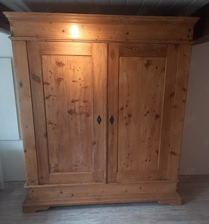 Sehr schöner Keilschrank   Kleiderschrank