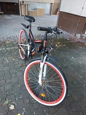 Ein schönes, langlebiges Fahrrad, das komplett gewartet wurde Ein schönes, lan viele neue Teile hat.