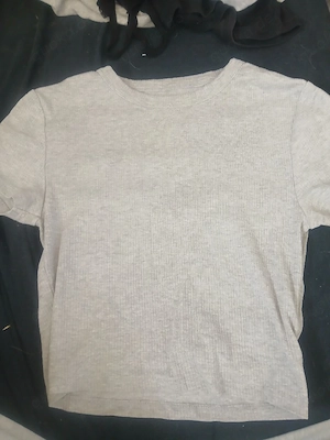 T-shirt und bauchfrei