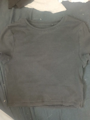 T-shirt und bauchfrei