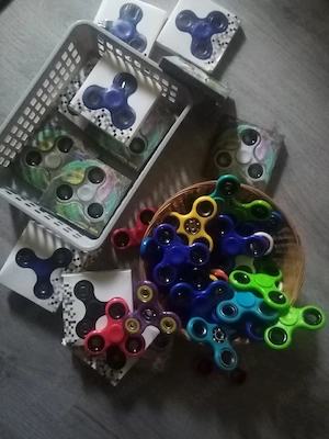 2 Körbe mit Fidget Spinner  Bild 2