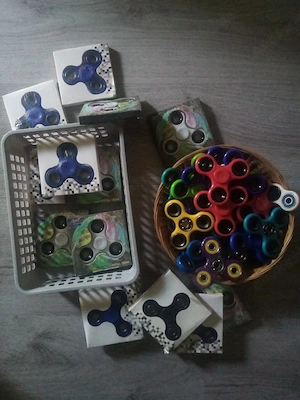 2 Körbe mit Fidget Spinner  Bild 5