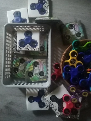 2 Körbe mit Fidget Spinner  Bild 4