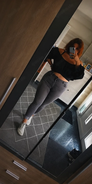  Verspielte Findom-Domina sucht ihren braven Geldsklaven 