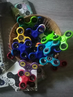 2 Körbe mit Fidget Spinner  Bild 3