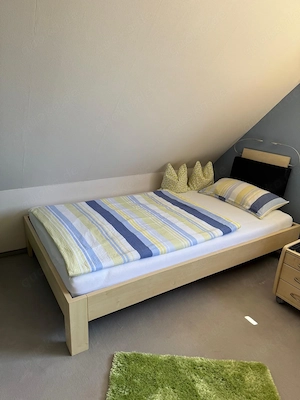 Bett komplett mit Lattenrost und Matratze, Kiefer, Kopfteil schwarz mit angebrachten Leuchten, neuw.
