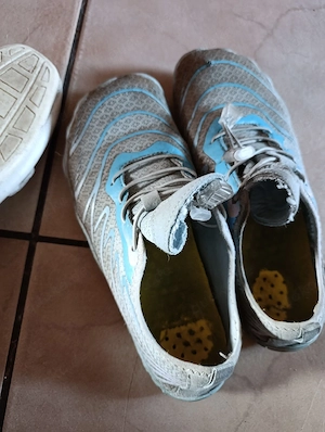viel getragene Alltagsschuhe ranzige Schuhe barfußschuhe für Liebhaber und Sammler 