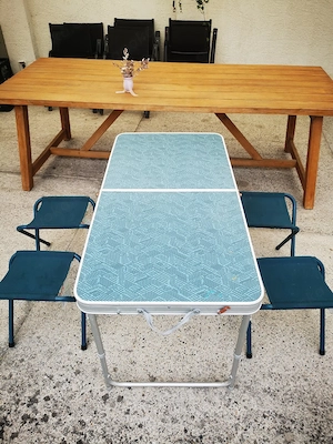 Klappbarer Campingtisch mit 4 passenden Hockern