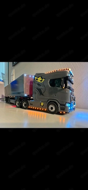 Scania V8 770S RC mit Auflieger  