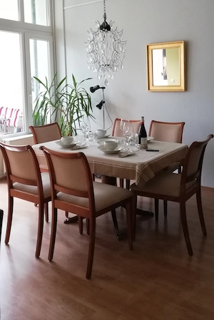 ausziehbarer Esszimmertisch mit 6 Stühlen 