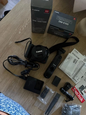 Schwarzes Content Creator Bundle Canon EOS R50V RF-S 14-30mm f 4-6.3 IS STM PZ