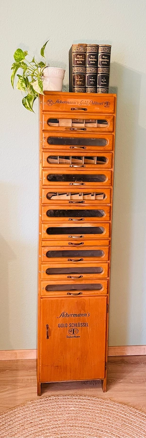 Nähgarnschrank 1920er Ackermanns, Goldene Schlüssel,   Industrie-Design, Gläser vorhanden