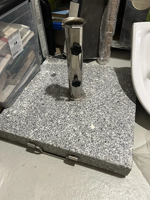 Granitsonnenschirmständer mit Rollen