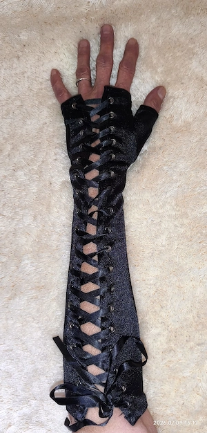 Elegante, fingerlose Satin Stulpen Handschuhe, halbarm, Schwarz mit Schnürung 