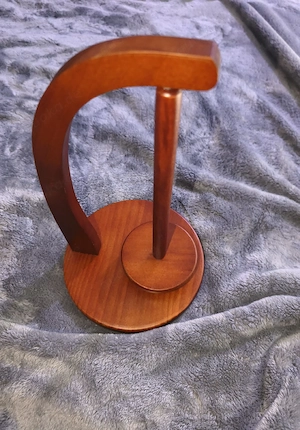 Holz-Garnhalter   Yarn Holder mit magnetischer Befestigung für Wollknäuel.