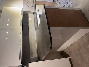 Schöne weiße Ikea Küche mit Elektrogeräten