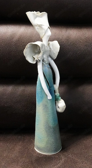 Keramik-Frauenskulptur, 26 cm Höhe 9 cm Breite Bild 4