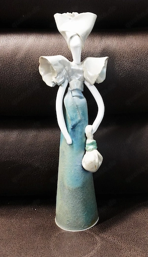 Keramik-Frauenskulptur, 26 cm Höhe 9 cm Breite